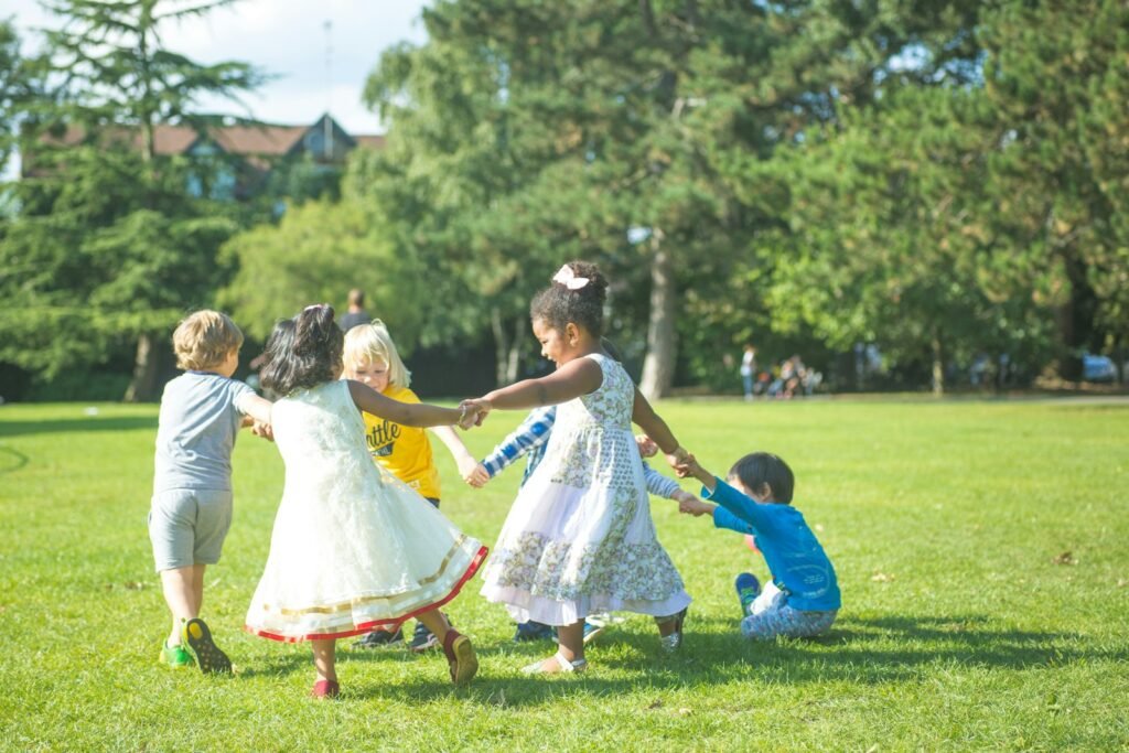 Niñas y niños tomados de la mano en círculo