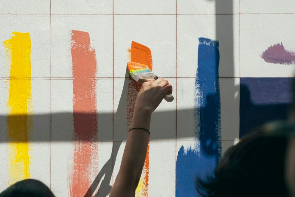 Pintora trabajando en un muro de colores en Guadalajara