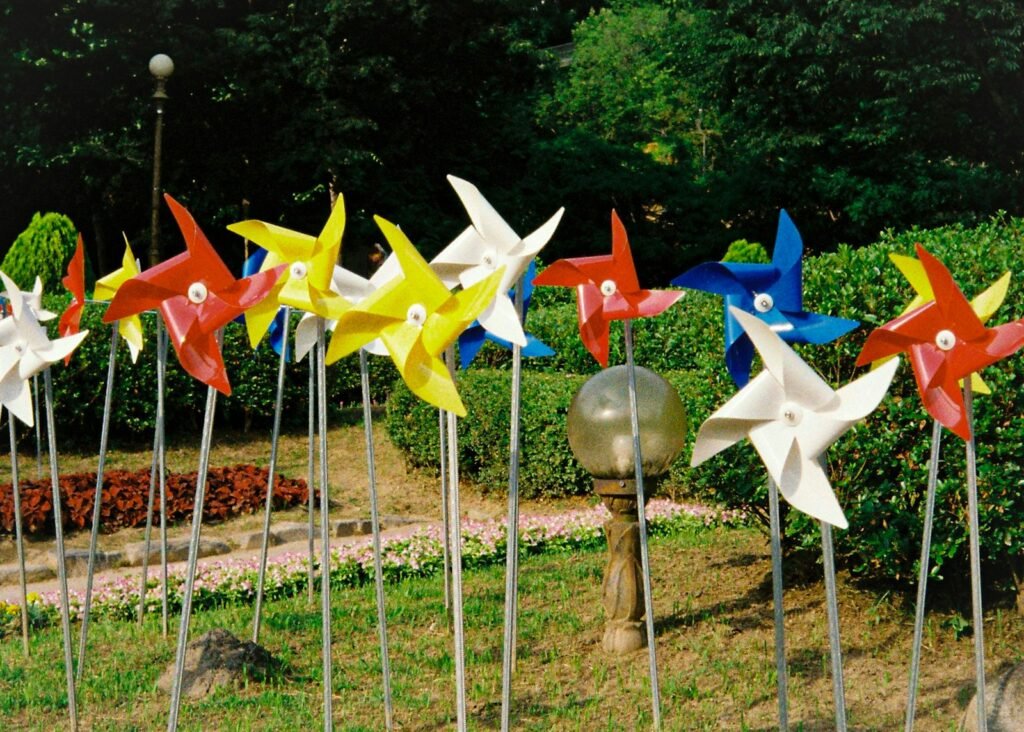 Rehiletes de colores plantados en un jardín