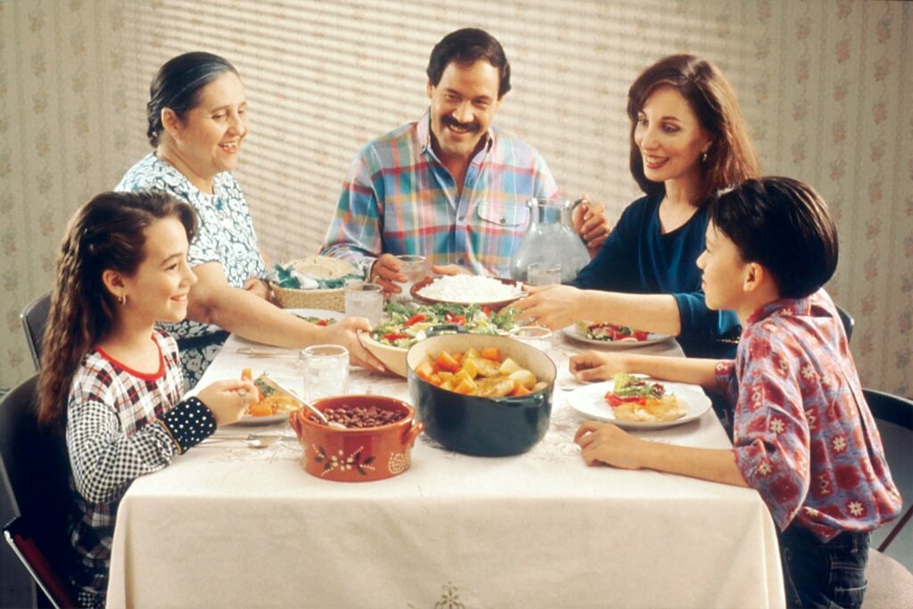 Familia conversando y compartiendo la comida en casa