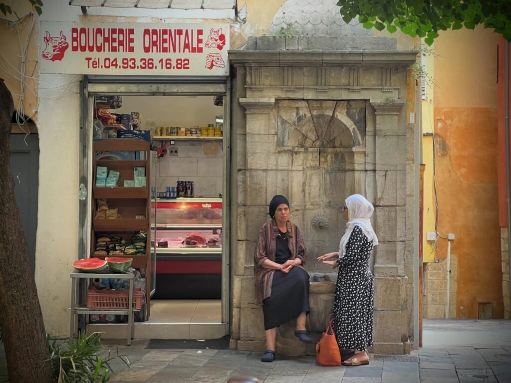 Dos vecinas platicando en la calle