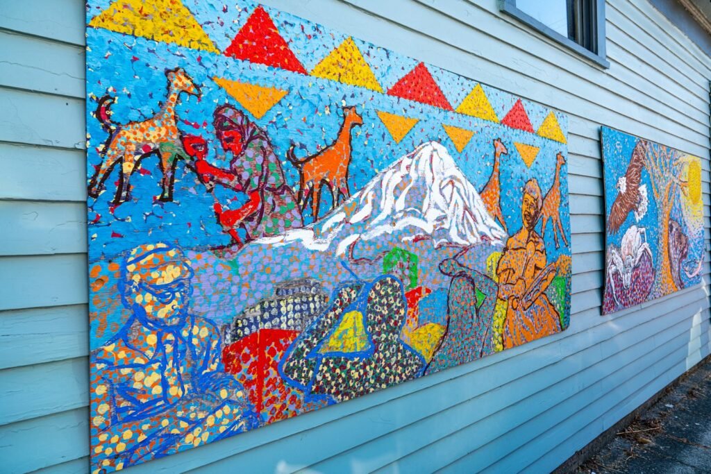Mural comunitario de colores en un barrio