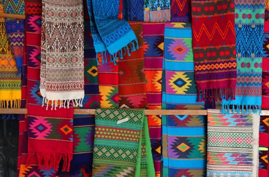 Textiles tejidos a mano de colores en un mercado de Oaxaca